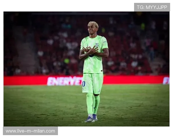 巴萨训练中亚马尔小角度抽射得手